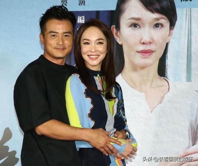 50岁范文芳近照，深V泳衣出镜身材火辣，水中激吻老公秀恩爱