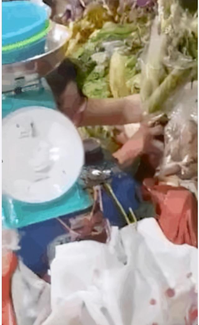 新加坡卖菜阿姨为给蔬菜驱虫喷杀虫剂，网友炸锅了