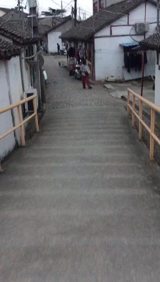 夜探上海本地人也不太知晓的最低调朴素古镇，原汁原味古宅弹硌路
