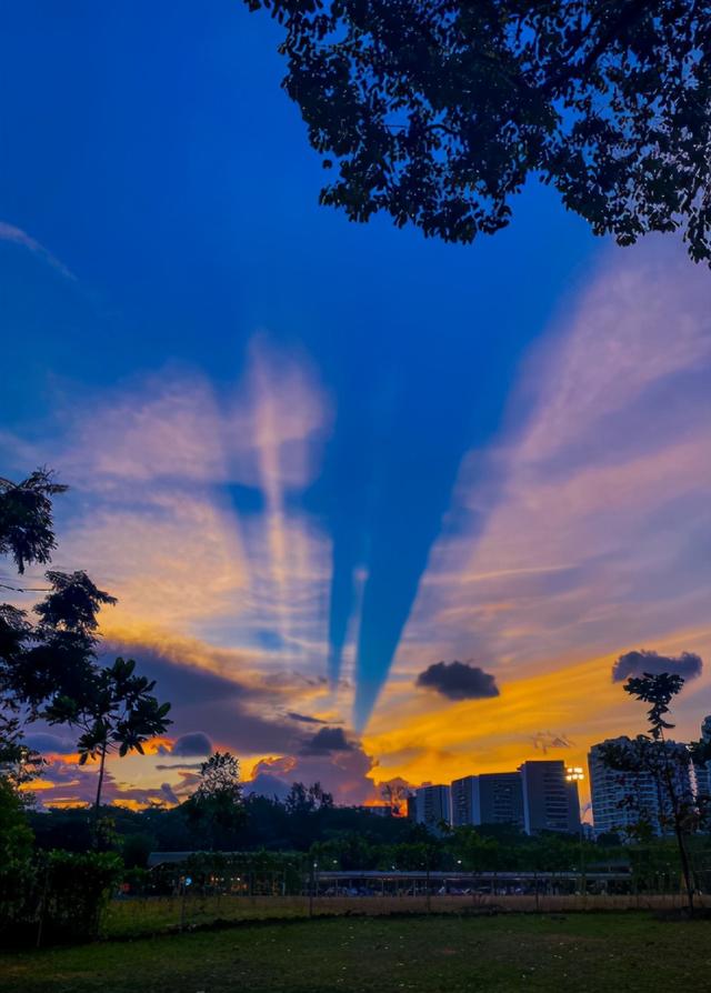 新加坡绝美天空刷屏，万道光芒从天空射下惹人沉醉