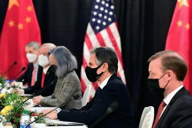 中美高层对话结束了，全球网民怎么看？为何美国差评，中国获赞？