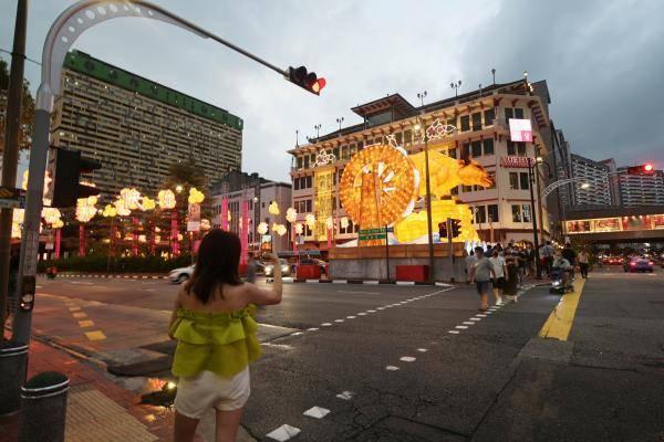 电子招牌开了一整晚，新加坡唐人街发生火灾上百人疏散