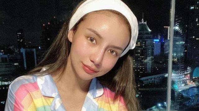新加坡社交名媛撞脸杨颖，被曝靠亿万富豪父亲插队接种疫苗