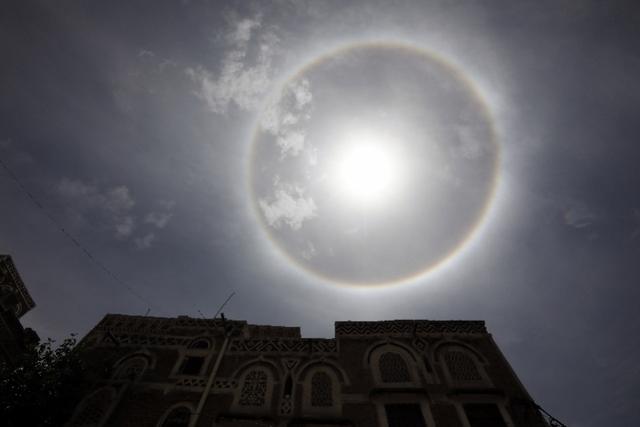 世界多地天空出现“日晕”，来自大自然的奇观对照