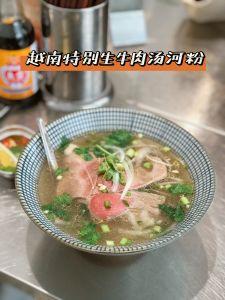 强推他们家的越南特别牛肉粉、新加坡鸡扒叻沙汤檬粉，完全无法拒绝的美味