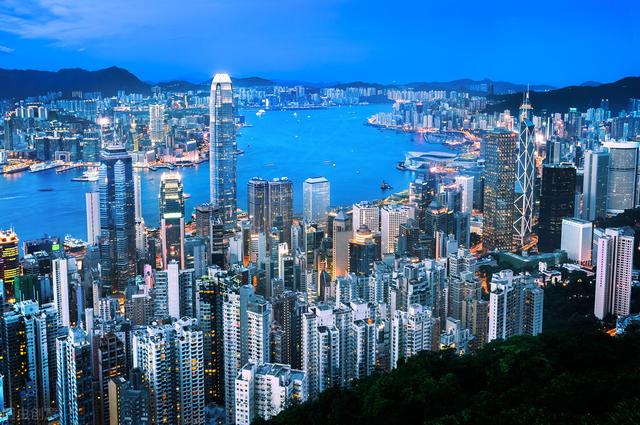 香港最有前途的两个年轻人，一个有3万亩地，另一个有5百亿现金