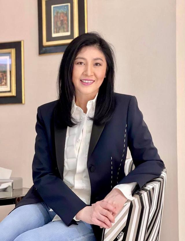 泰国前总理英拉很开心，祝国际妇女节快乐，迎接挑战争取自由平等