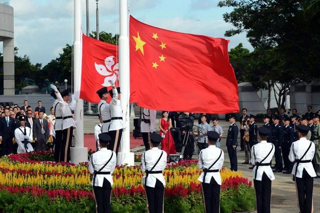 香港警察走个“中式正步”，咋就这么难？