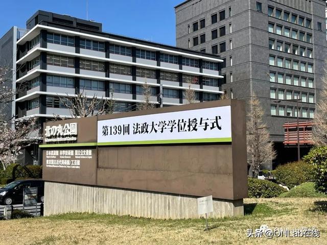 樱花季的日本大学毕业典礼