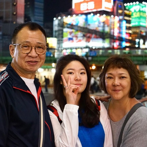 TVB老戏骨许绍雄花百万为女儿开烘培店，定居新加坡住独立别墅