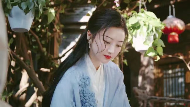 没有服装赞助的《司藤》，却总因为服装上热搜