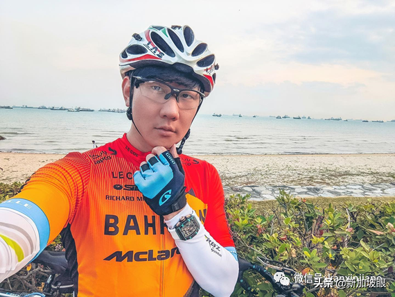 林俊杰扶着下巴耍帅玩自拍，网友惊呼：这得要一百万新币呀