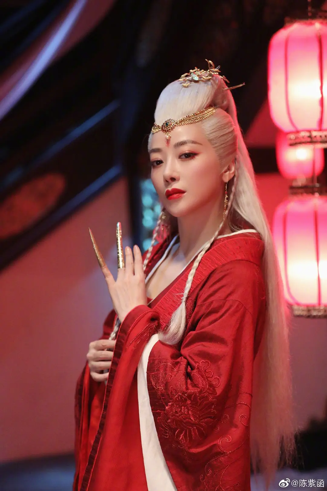 第一渣女复出！艳压AB，曾是整容模板：还被小9岁高富帅宠上天