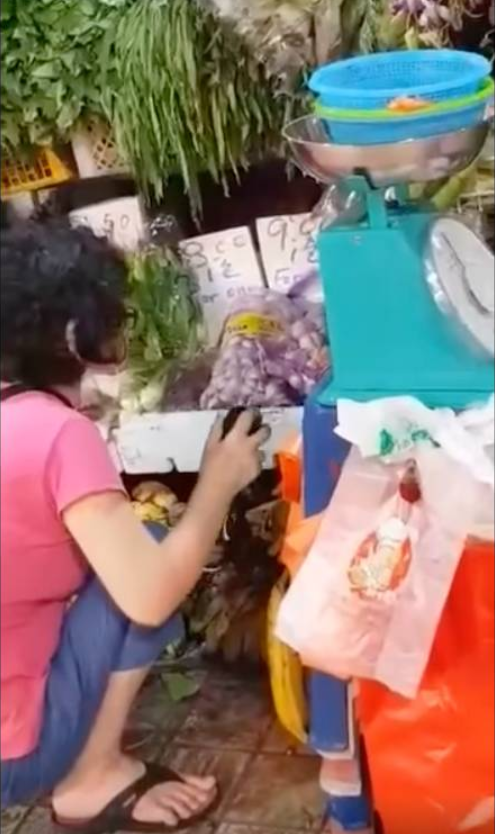 新加坡卖菜阿姨为给蔬菜驱虫喷杀虫剂，网友炸锅了