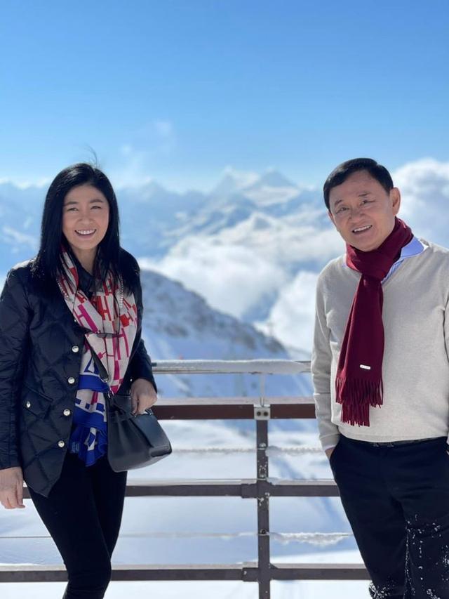 泰国前总理英拉和他信再次现身，在瑞士的雪山游玩，非常开心