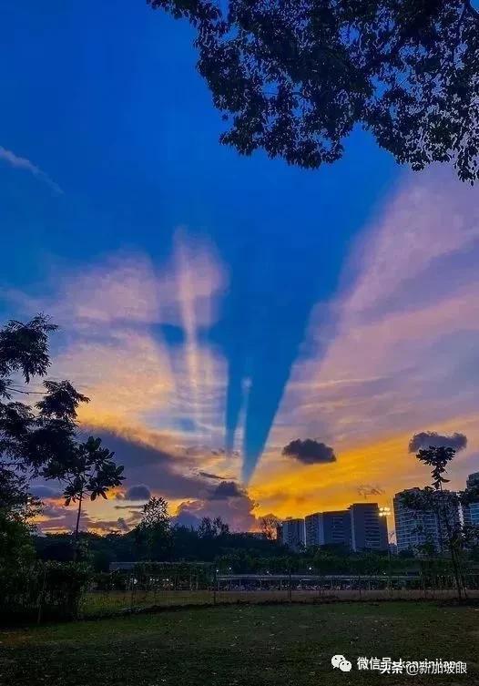 夕阳将天空一分为二，这晚霞有一种忧郁感