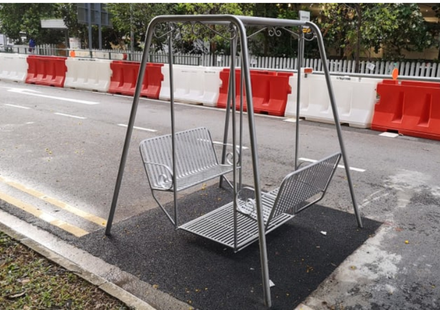 有人在新加坡马路中央荡秋千，这波官方操作也太秀了吧？