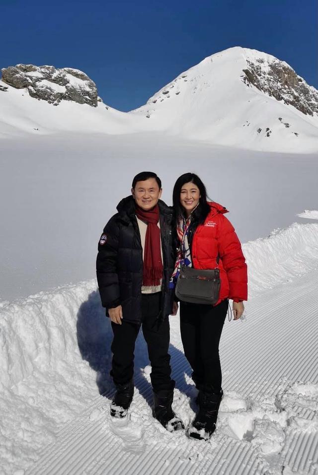 泰国前总理英拉和他信再次现身，在瑞士的雪山游玩，非常开心