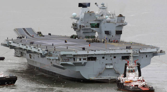 中国警告奏效，英国航母不再穿越台海：螳臂当车只能自取灭亡