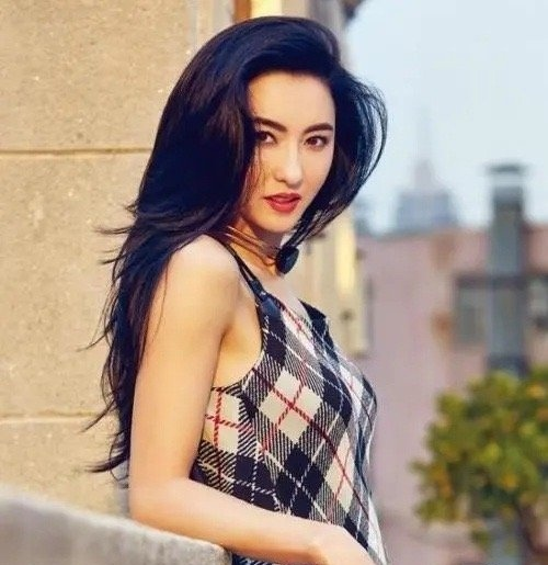 出身普通一夜爆红，28岁遇滑铁卢，41岁浪姐翻红，谁不爱张柏芝呢