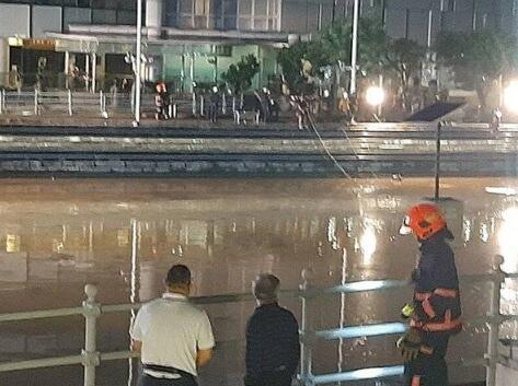 新加坡码头“双尸案”疑一人失足，同伴救人不成双双溺水