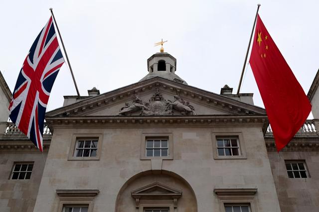 中国对英国反制立竿见影，知名机构遭重创，上百万头猪没人要