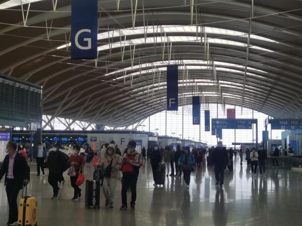 普通旅客为“贵宾”埋单，实探浦东机场商业与酒店，国内客流恢复后消费生变……