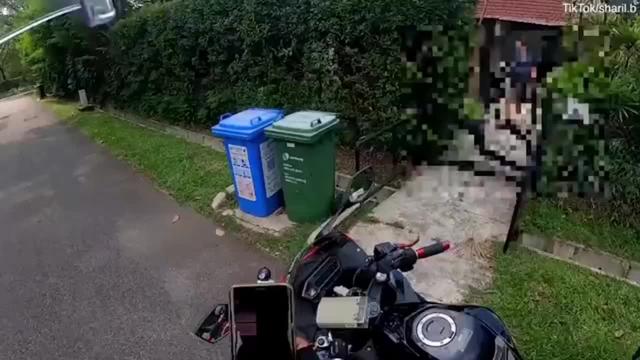 新加坡一名外卖员送餐时发现顾客家有蹦床 得到许可后开心玩起来