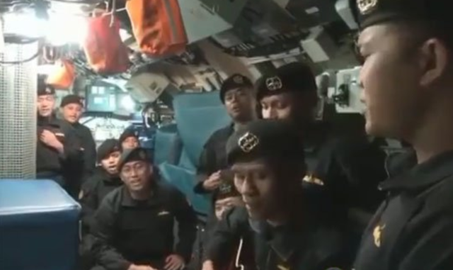 印尼失事潜艇裂成三截 船员生前曾合唱“我们改日再会”