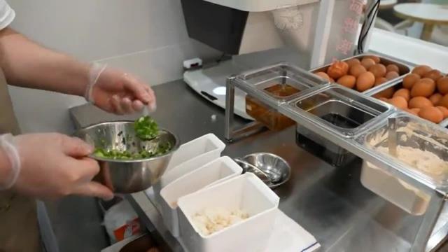 新加坡美食广场，现在的蛋炒饭都用自动机器人来烹饪完成了