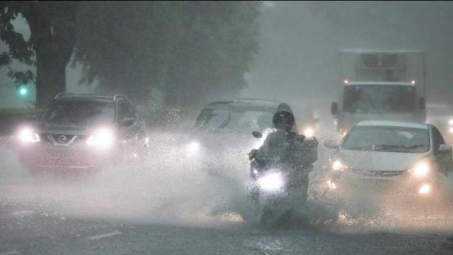 新加坡大部分地区遭暴雨袭击