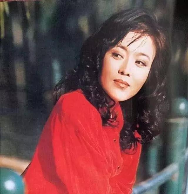 出身贫苦的硬派小生，和圈内大姐姐们的情感往事