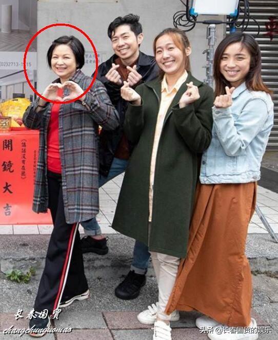 《妈妈再爱我一次》女主近照曝光，端庄大方气质佳，61岁依然单身