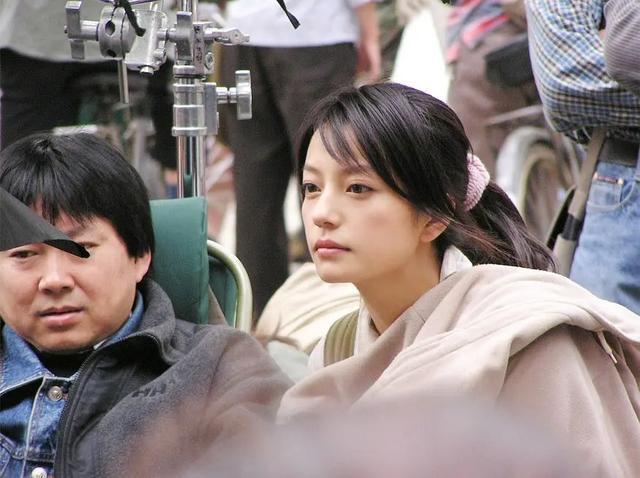 11岁黄新独自庆生，水灵大眼似足妈咪，黄有龙拖了颜值后腿