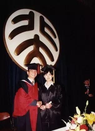 他是北大学霸，3年读完博士，却因脚趾头的小疙瘩，抛下漂亮妻子