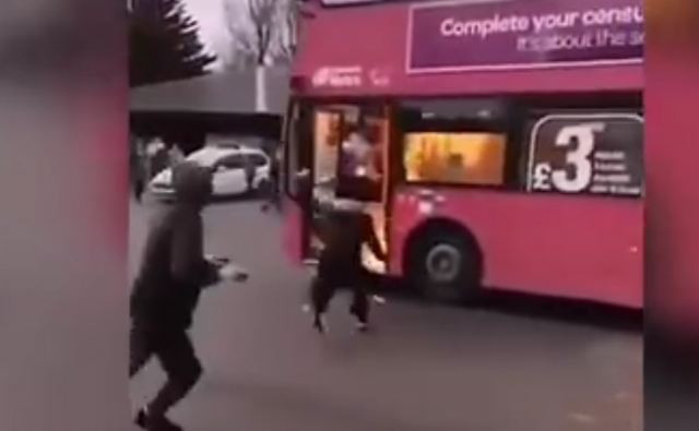 青年走上街头，现场火光冲天！英国北爱尔兰大乱6天