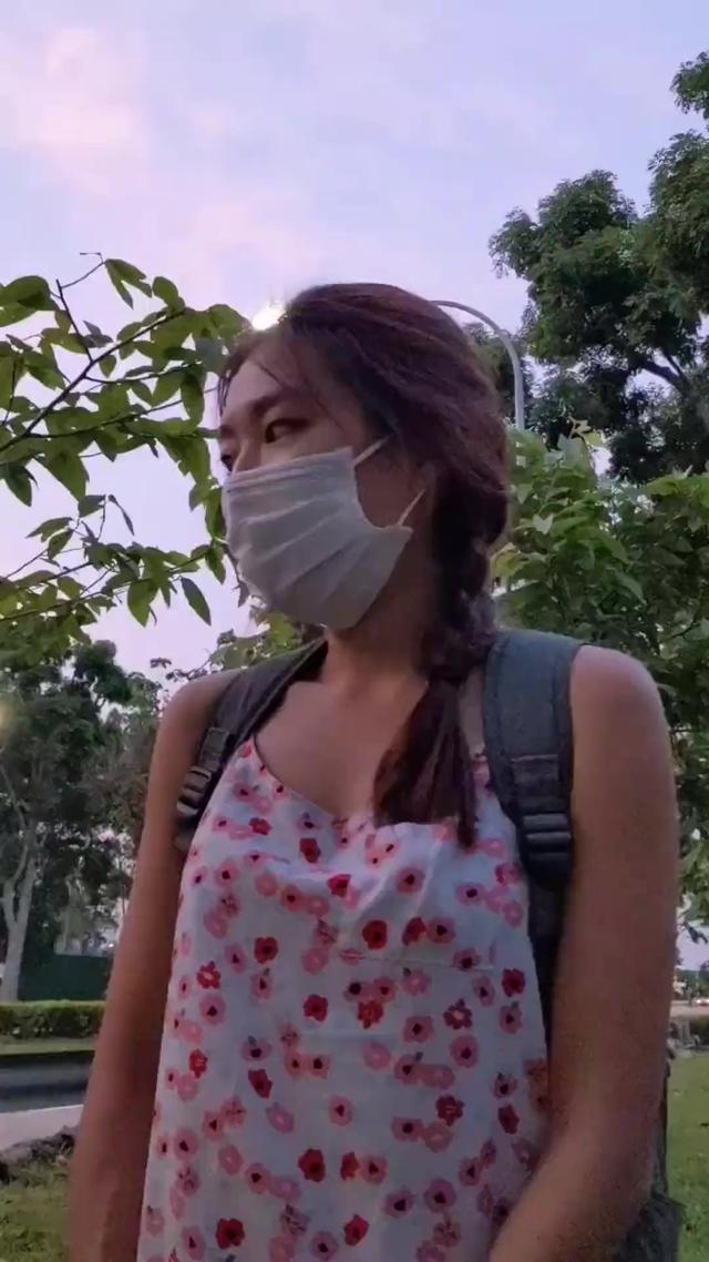 新加坡警察不只抓贼，还要“哄”巨蜥过马路……