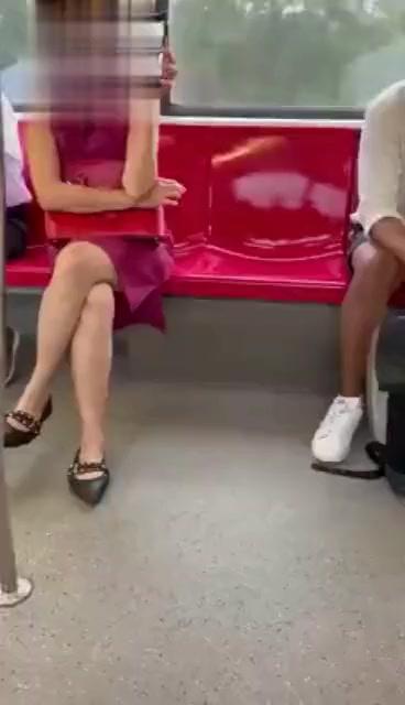 自称毕业自名校，新加坡女子在地铁上拍陌生人，追问种族学历
