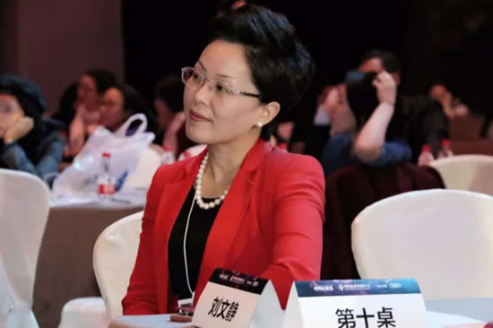 她从国企辞职，下海创业，靠卖手套年利润30亿，背后有啥秘诀？