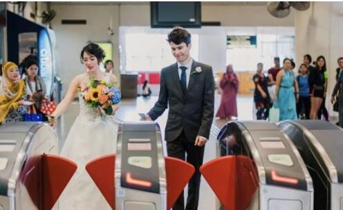 新加坡“出租车”婚车走红！网友：这样都能娶老婆？暴虐单身狗