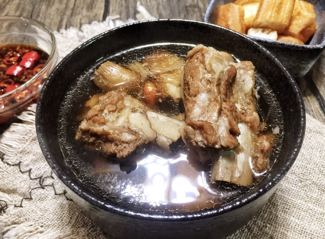 四月，排骨别再红烧了，教你一道吃肉兼饮茶的美食，好吃又滋补