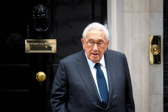 中俄等45国去美元化后,基辛格:若美国倒下谁也别好过,意外事出现