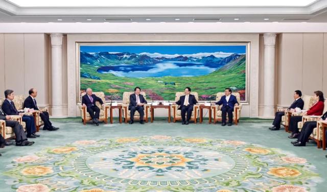 景俊海韩俊一起会见新加坡丰益国际集团董事局主席郭孔丰