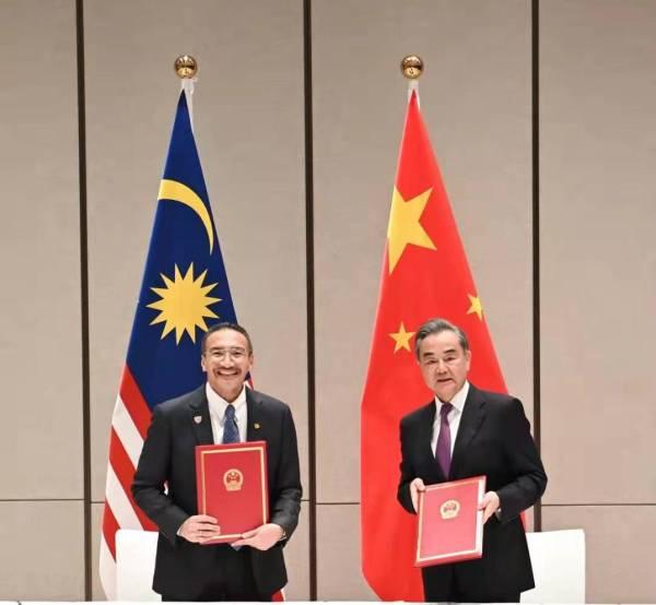 马来西亚外长记者会上秀中文：中马都是一家人