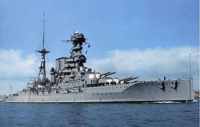 英国航母出征亚太，两国军舰随行护驾，彰显新时代皇家海军风采