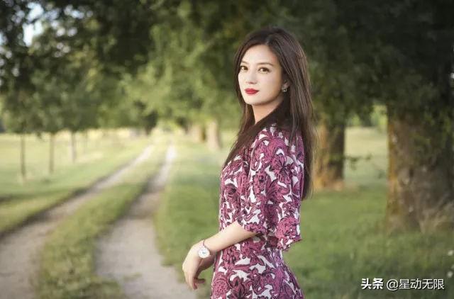 富商黄有龙花式炫娃，赵薇却直言对不住女儿，为何二人反差巨大？