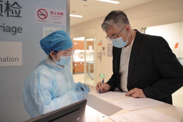 “流程很便捷，接种完回国更安心！”嘉会医院成首批外籍人士接种疫苗指定机构