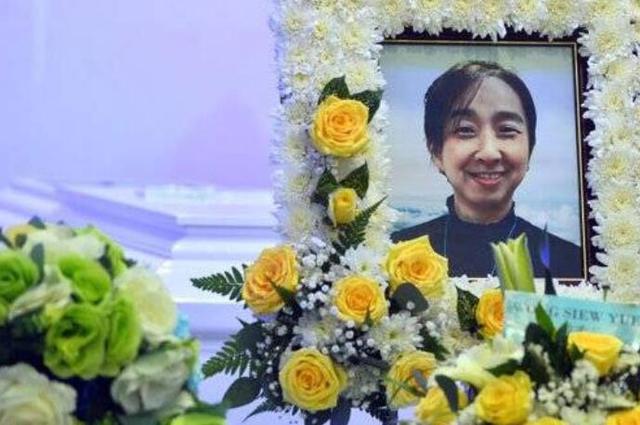 妻子在新加坡惨死车轮下，丈夫、儿子只能“云”上送别亲人