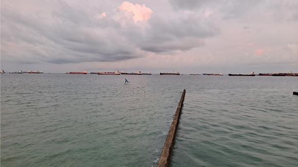 我在新加坡转机看大海:实拍疫情期间的新加坡海边，游客多吗？