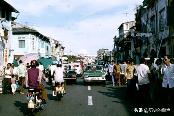 此地原是马来西亚的州，独立建国时很贫穷，如今已是发达国家水平